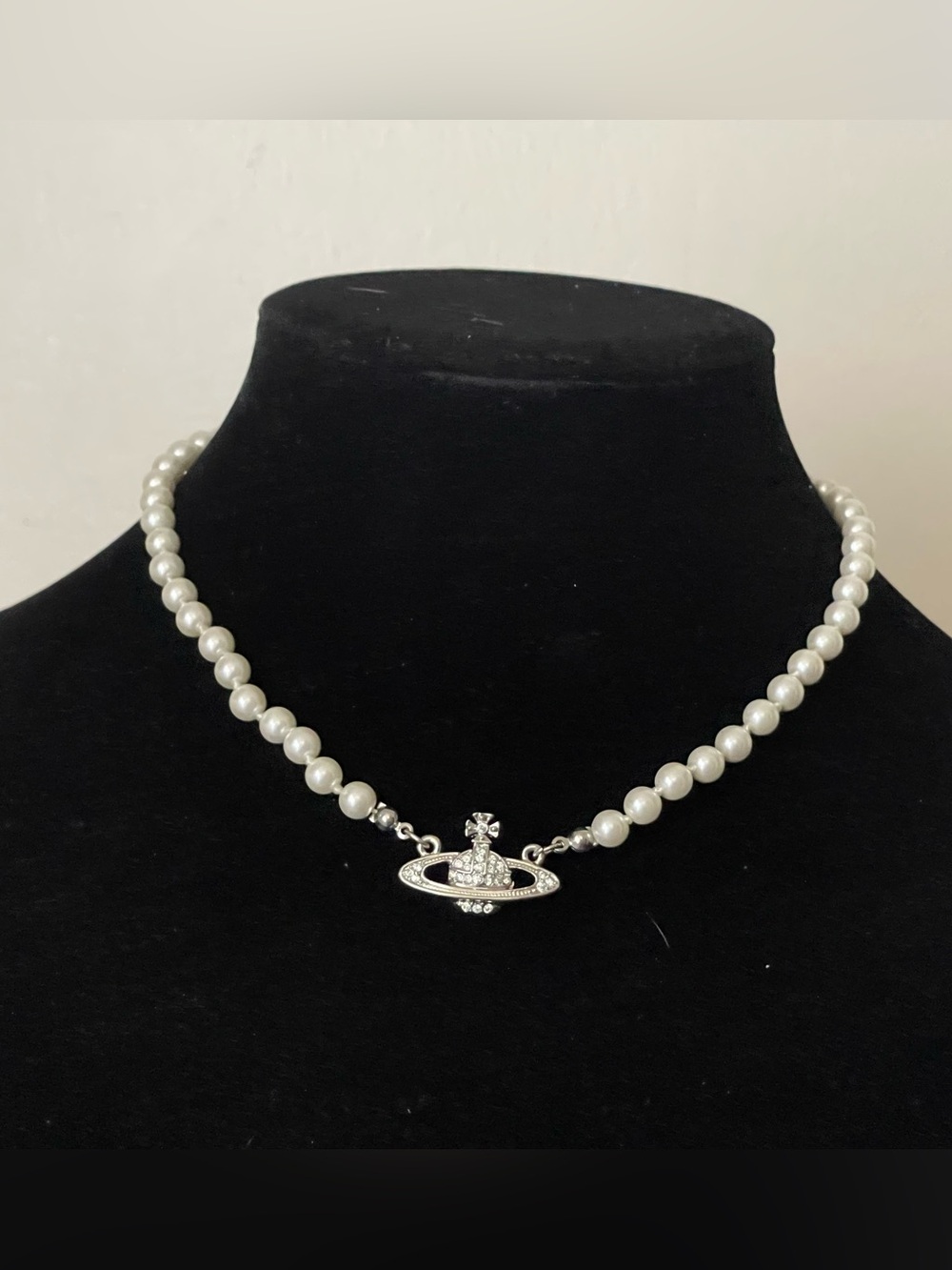 Vivienne Westwood Pearl Choker with Silver Orb Pendant - Picture 3 of 8